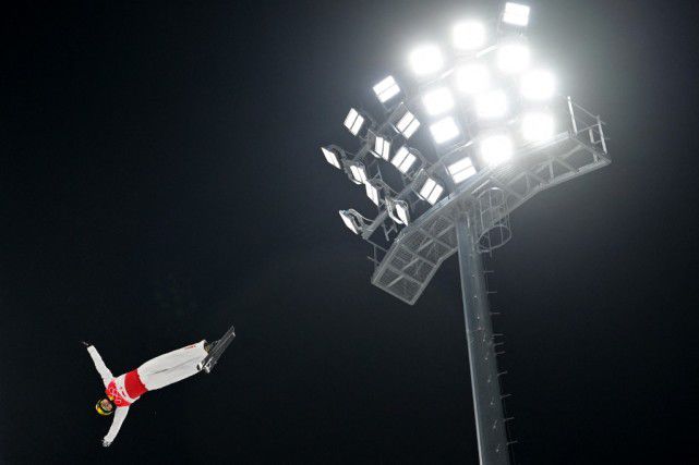 演汤姆·霍伯携主演埃迪·雷德梅恩、艾丽西亚·维坎德、安布尔·赫德亮相，而约翰尼·德普作为安布尔的老公也现身出席，夫妻二人在红毯亲吻秀足恩爱 阿德里安·布洛迪加盟《到期》 将饰演绝命杀手 2015-09-17 近日，阿德里安·布洛迪主演出席了第40届多伦多电影节，为其参演的电影《设拉子的九月》做宣传。